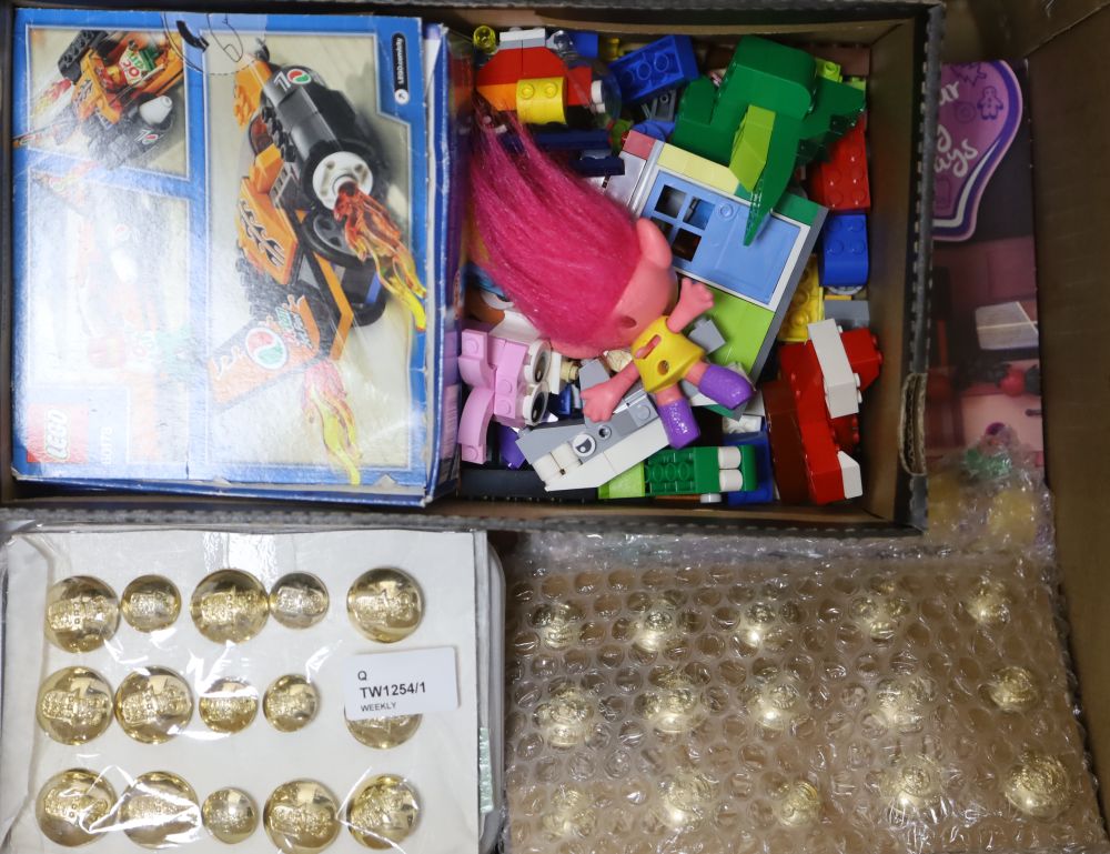 A collection of Britains Deetail plastic figures, Lego and sundry militaria, including buttons etc (Q)